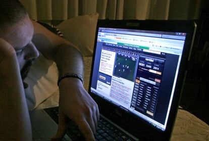 Un joven consulta su ordenador con conexión ADSL por Wi Fi