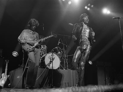 Mick Taylor y Mick Jagger, durante una actuación de los Rolling Stones en el estadio de Wembley, en Londres, en 1973.