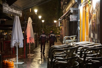 Una pareja de policías controla el cierre de los bares en Madrid durante el inicio del estado de alarma el pasado octubre.