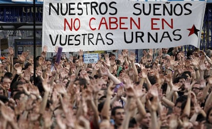 Manifestantes en la Puerta del Sol de Madrid el 21 de mayo de 2011. 