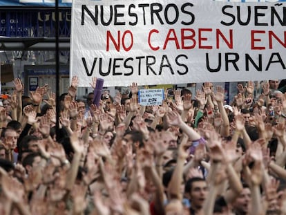 Manifestantes en la Puerta del Sol de Madrid el 21 de mayo de 2011. 