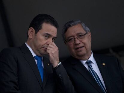 Jimmy Morales junto al vicepresidente Jafeth Cabrera.