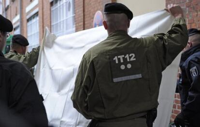 La policía oculta a una persona que sale del Centro Cultural Islámico de Berlín durante la operación