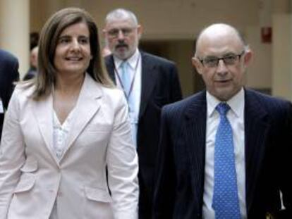 Los ministros de Empleo y Seguridad Social, Fátima Báñez, y Hacienda y Administraciones Públicas, Cristóbal Montoro, a su llegada al pleno del Senado de hoy.
