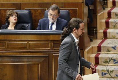 Podemos leader Pablo Iglesias passes PM Mariano Rajoy and his deputy Sáenz de Santamaría in Congress.