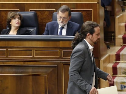Podemos leader Pablo Iglesias passes PM Mariano Rajoy and his deputy Sáenz de Santamaría in Congress.