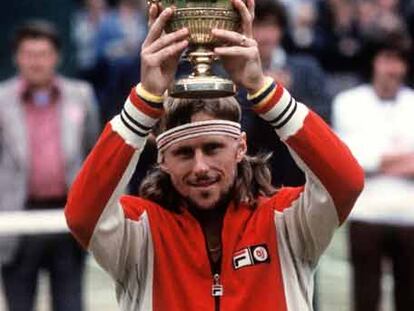 Bjorn Borg levanta su cuarta copa en 1979.