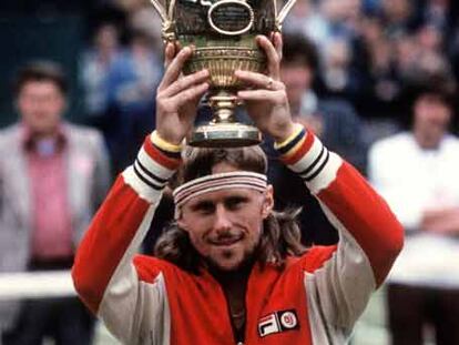 Bjorn Borg levanta su cuarta copa en 1979.