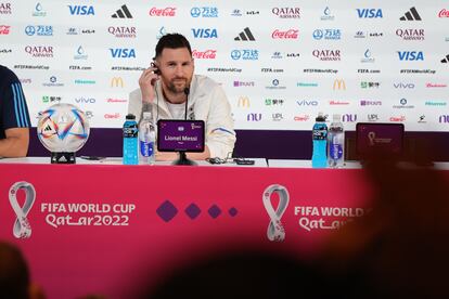 Lionel Messi en la rueda de prensa previa al partido entre Argentina y Arabia Saudí, en Qatar este lunes.