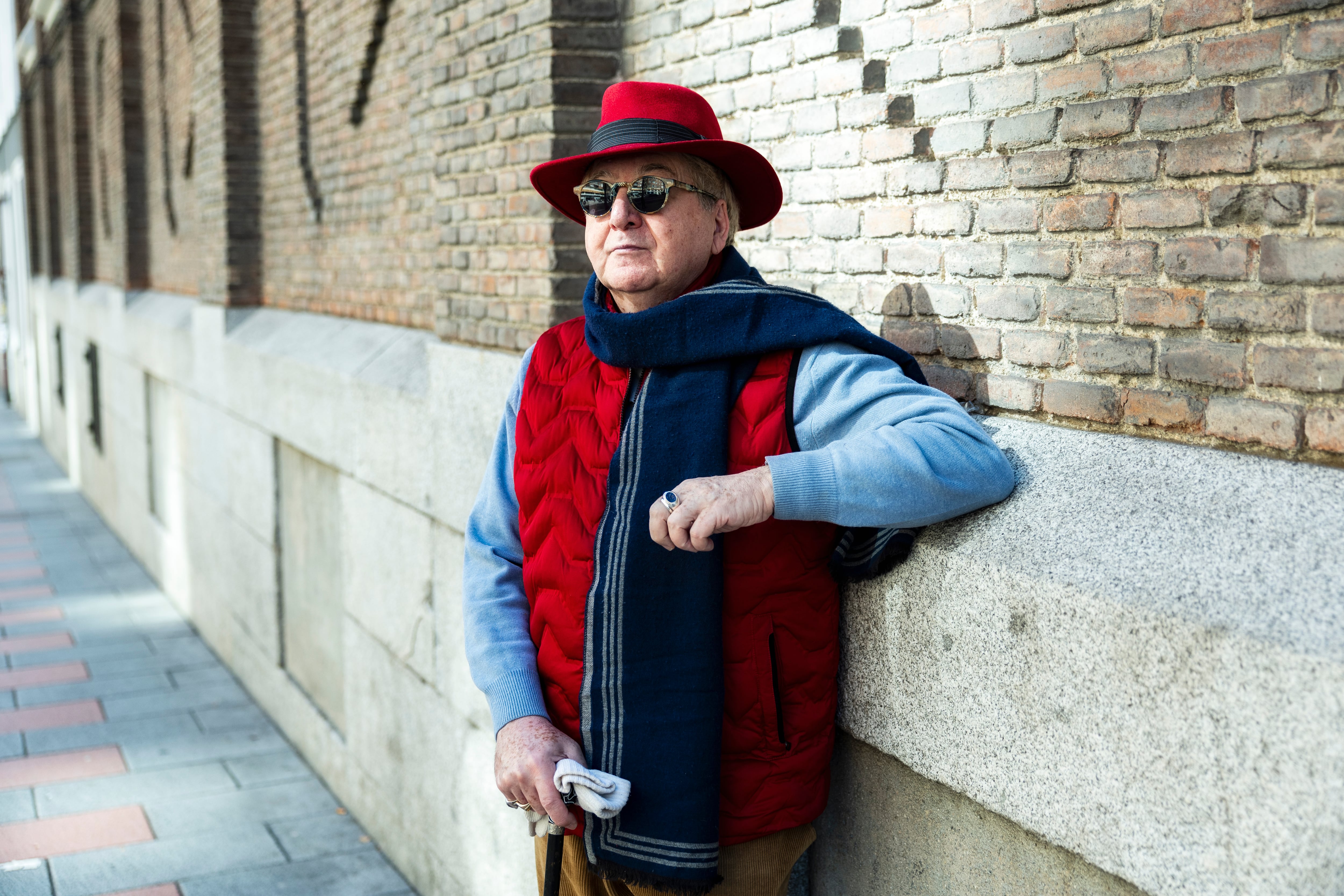 Luis Antonio de Villena: “Llamar ‘tercera edad’ a la vejez es un blanqueo bastante tonto”