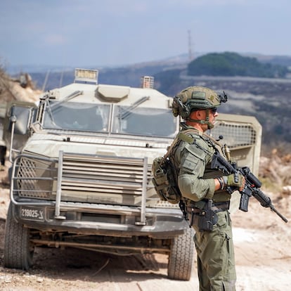 LABOUNEH (LÍBANO), 13/10/2024.- Un soldado de las Fuerzas de Defensa de Israel custodia un vehículo en territorio del sur de Líbano, zona controlada por el ejército israelí, en la que hasta hace muy poco operaba la milicia Hizbulá. EFE/Alejandro Ernesto
