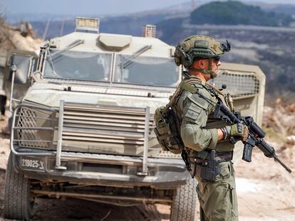 LABOUNEH (LÍBANO), 13/10/2024.- Un soldado de las Fuerzas de Defensa de Israel custodia un vehículo en territorio del sur de Líbano, zona controlada por el ejército israelí, en la que hasta hace muy poco operaba la milicia Hizbulá. EFE/Alejandro Ernesto