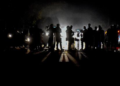 Miembros de la Guardia Nacional de Venezuela patrullan la ciudad de Maracaibo ante el saqueo y los enfrentamientos en varias ciudades del país.