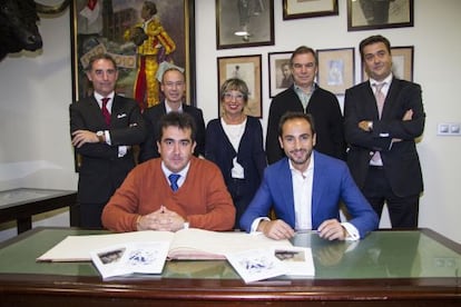 Antonio Fernández Casado, segundo por la derecha arriba, junto a un grupo de participantes en el acto del Cocherito.