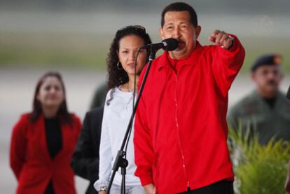 Hugo Chávez, con su hija Rosa Virgina, antes de despegar hacia Cuba.