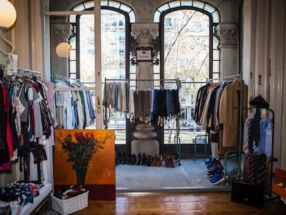 Algunos de los productos que participarán en el mercadillo de ropa solidario Baúl Weekend.