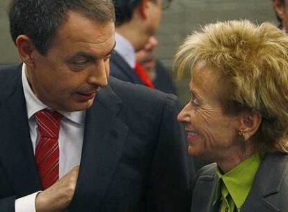 Zapatero conversa con la vicepresidenta De la Vega tras su comparecencia en La Moncloa.