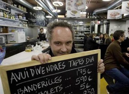 El cocinero Ferran Adrià, en un bar de tapas de Barcelona.