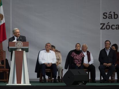 Andrés Manuel López Obrador ofrece un discurso durante la conmemoración del 85 aniversario de la expropiación petrolera.