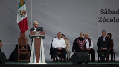 Andrés Manuel López Obrador ofrece un discurso durante la conmemoración del 85 aniversario de la expropiación petrolera.