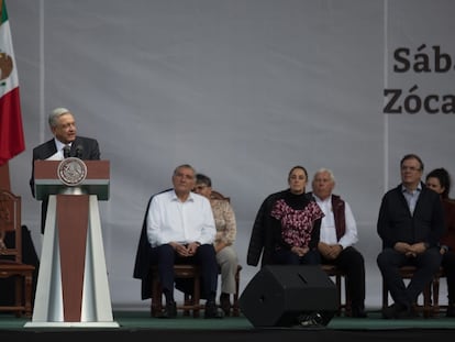 Andrés Manuel López Obrador ofrece un discurso durante la conmemoración del 85 aniversario de la expropiación petrolera.