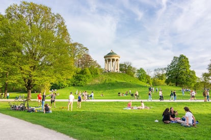 Ambiente en un día de primavera en el Englischer Garten de la capital bávara.