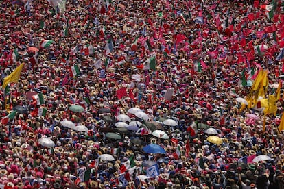 La multitud reunida en la plaza central de Ciudad de México, este 19 de mayo.
