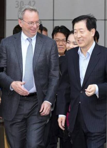 El presidente de Google, Eric Schmidt (i), conversa con el vicepresidente del Grupo Samsung, Chi Ji-sung (d), tras reunirse con ejecutivos de Samsung  en Seúl (Corea del Sur), el pasado 31 de octubre de 2013. EFE/Archivo