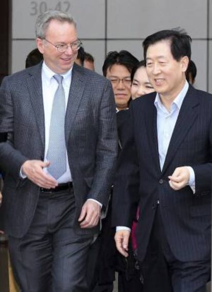 El presidente de Google, Eric Schmidt (i), conversa con el vicepresidente del Grupo Samsung, Chi Ji-sung (d), tras reunirse con ejecutivos de Samsung en Seúl (Corea del Sur), el pasado 31 de octubre de 2013. EFE/Archivo