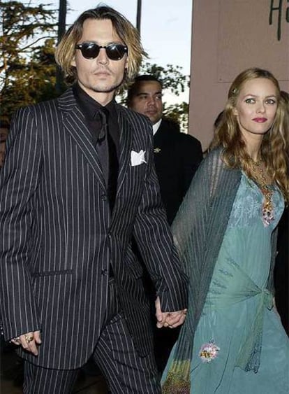 Johnny Depp y Vanessa Paradis, en Beverly Hills, a su llegada a los Premios de la Crítica en 2004.