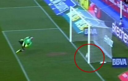 El disparo de Iborra supera la línea de gol.
