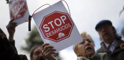 Un grupo de personas se manifiesta contra los desahucios.