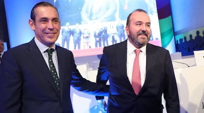 Manuel Mirat, que será consejero delegado de PRISA a partir de septiembre, junto a José Luis Sainz, actual consejero delegado, en la junta de accionistas