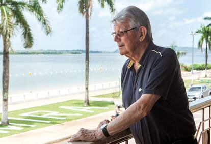 Dom Erwin Kräutler observa o rio Xingu, na última segunda-feira.