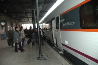 Tren regional diesel con destino a Zaragoza. EFE/Archivo