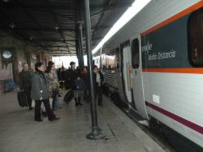 Tren regional diesel con destino a Zaragoza. EFE/Archivo