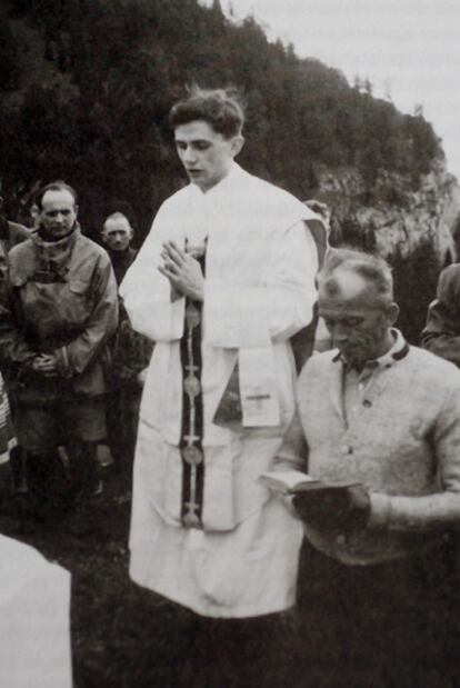 El actual papa Benedicto XVI celebrando una misa en 1952.