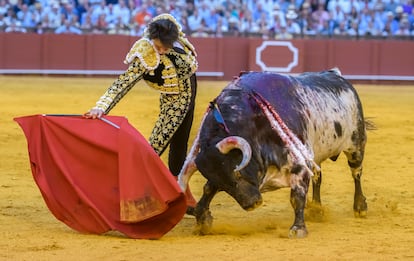 Roca Rey muletea con la mano derecha al descompuesto sexto toro de la tarde.