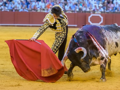 Roca Rey muletea con la mano derecha al descompuesto sexto toro de la tarde.