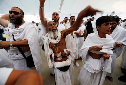 Peregrinos musulmanes tiran piedras a pilares en un ritual simbólico para apedrear al 'diablo', durante el Hajj, en La Meca.