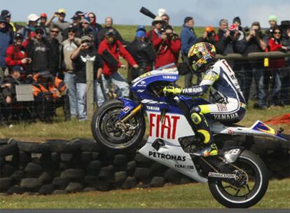 El italiano realiza un caballito en el circuito de Phillip Island