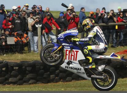 El italiano realiza un caballito en el circuito de  Phillip Island