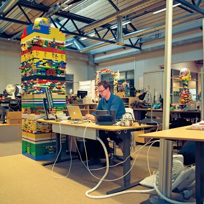 Ambiente de trabajo y construcciones de LEGO en el departamento de relaciones con las comunidades de seguidores adultos (AFOL), en las que hay 150.000 registrados. El total de fans inscritos suma cuatro millones.