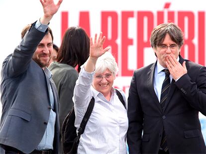 Desde la izquierda, Antoni Comín, Clara Ponsatí y Carles Puigdemont, este sábado en Perpiñán. © Albert Garcia