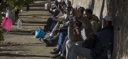 Varios inmigrantes esperan en los alrededores de la estaci&oacute;n de autobuses de &Uacute;beda (Ja&eacute;n).