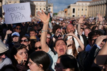 Furor en la plaza de San Pedro tras la fumata blanca. 
