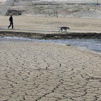 Un hombre, paseando ayer por el fondo del embalse de La Baells, que abastece a Barcelona.