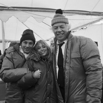 Los actores Alain Delon, Sybil Dannin y George Kennedy durante un descanso en el rodaje de la película 'Aeropuerto 80', en febrero de 1969.