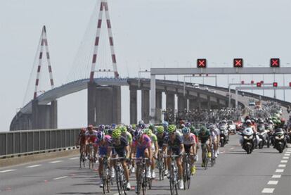 El pelotón atraviesa ayer el puente de Saint-Nazaire.