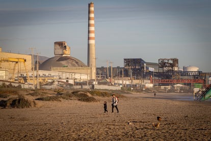 Una familia visita la playa de las Ventanas junto al complejo industrial de Puchuncaví, en junio de 2023.